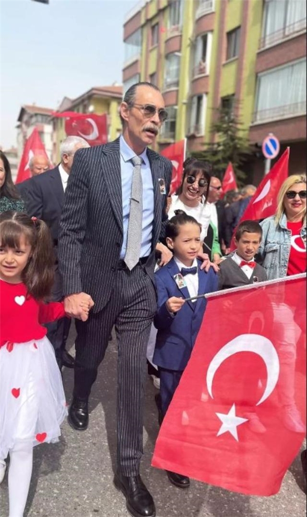 Erdal Beşikçioğlu, 23 Nisan'da çocuklarla sokaklarda marş söyledi